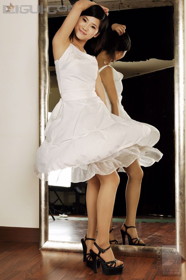 Laila "A jovem modelo no swing" [The Black Alley]